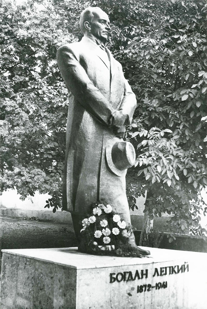 Пам’ятник Б. Лепкому у с. Жуків Бережанського р-ну Тернопільської обл. 1991. Карбована мідь